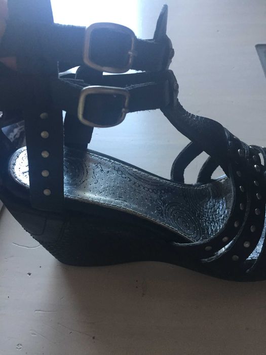 Sandálias n.º 37/38-Salto alto em cunha - NOVO