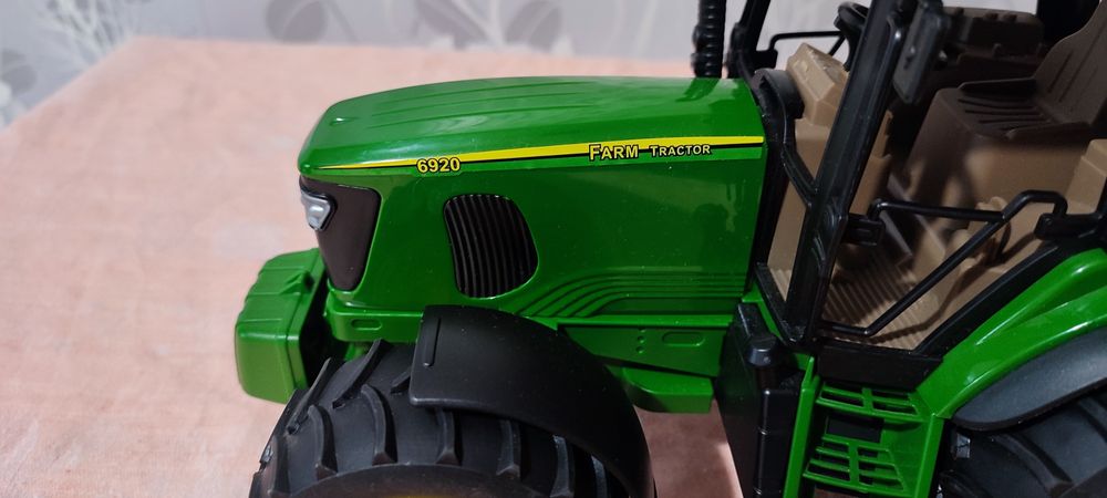 Игрушка трактор..