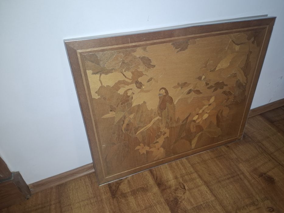 Obraz z drewna. Drewniany obraz przedstawiający ptaka w lesie