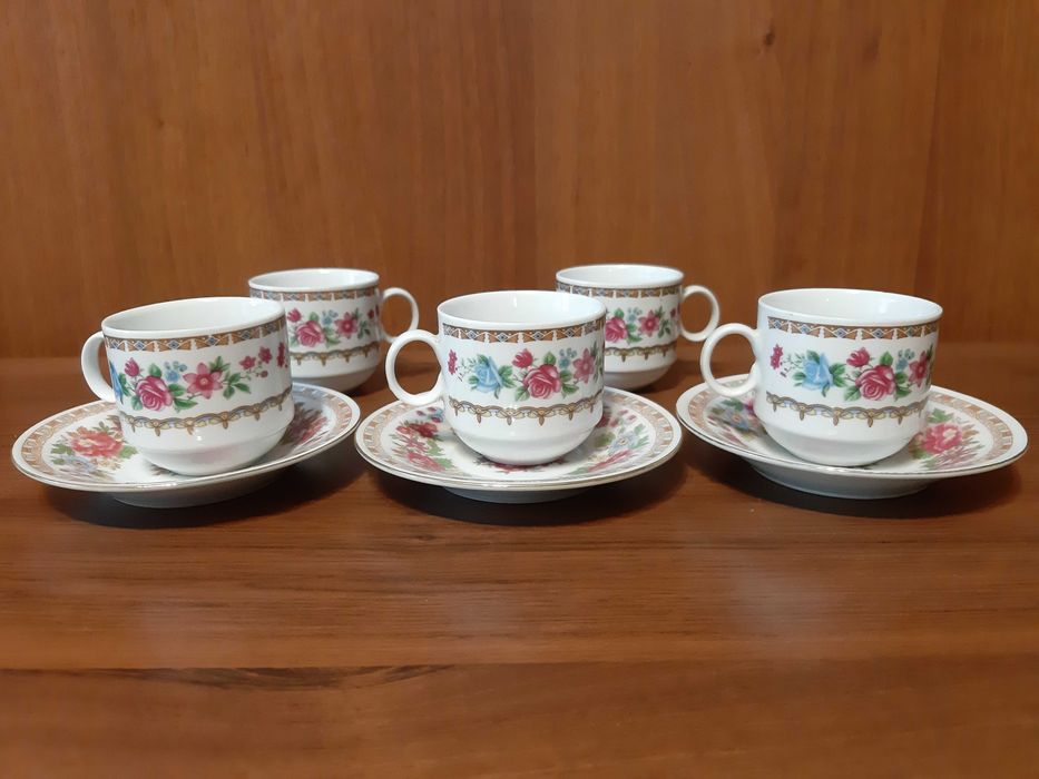 filiżanki  małe, chińskie 5 szt. + 3  talerzyki