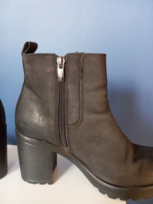 Czarne buty zimowe na obcasie