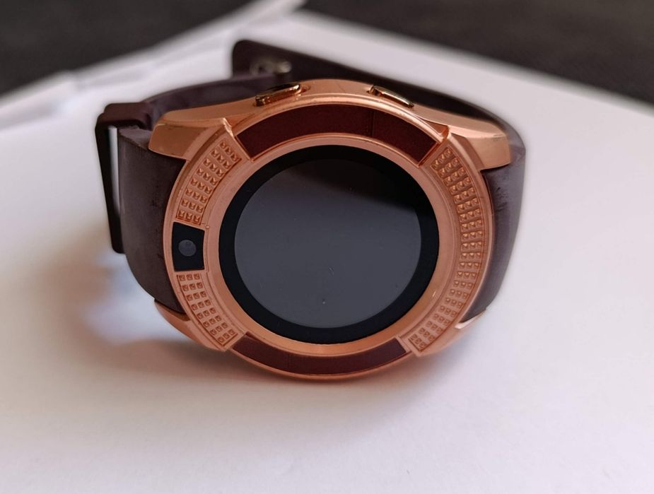 Sportowy smartwatch z funkcją robienia zdjęć