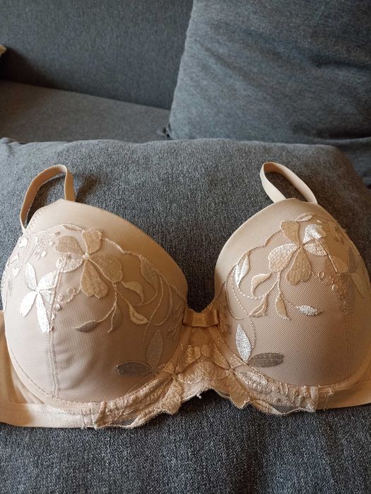 Wygodny i piękny stanik Triumph 75B