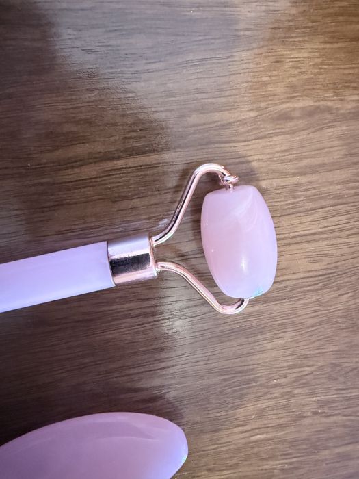 Kit Rolo Facial + Gua Sha Quartzo Rosa - Como Novo