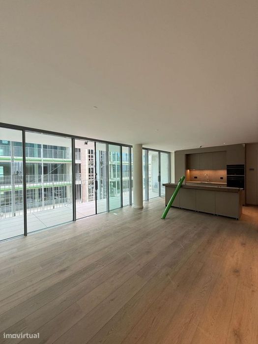 Espaçoso Apartamento de 3 Quartos com Amplo Terraço