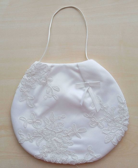 biała torebka do sukni na ślub / komunię