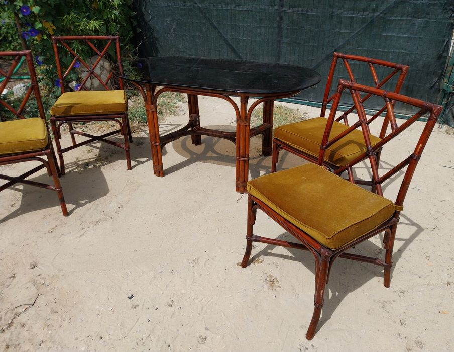 Mesa oval antiga em bambu, com cadeiras.