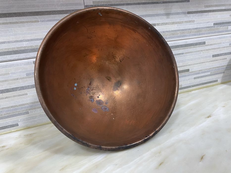 Maquina antiga de cozinha com taça de cobre