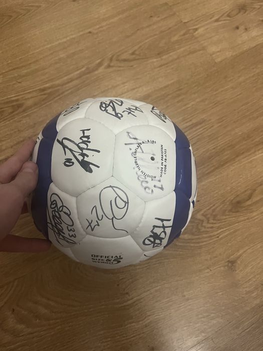 сувінірний м'яч із афтографами чорноморця сезону 2022-23