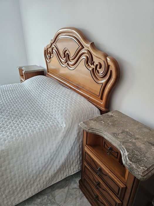 Conjunto de quarto em madeira maciça