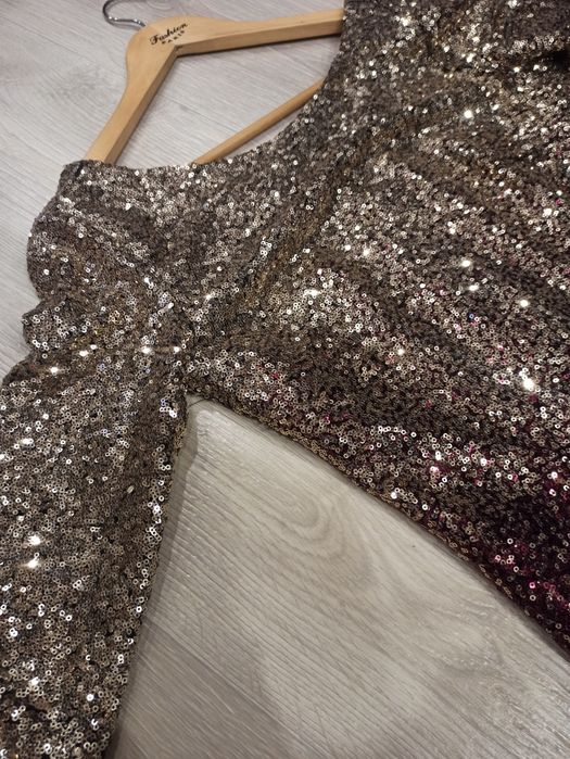 Нарядное платье в идеальном состоянии