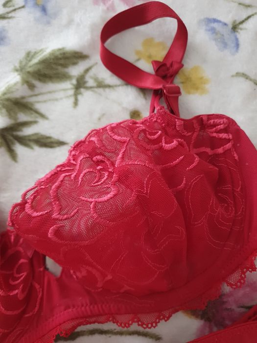 Komplet na Walentynki czerwona bielizna damskiej Etam