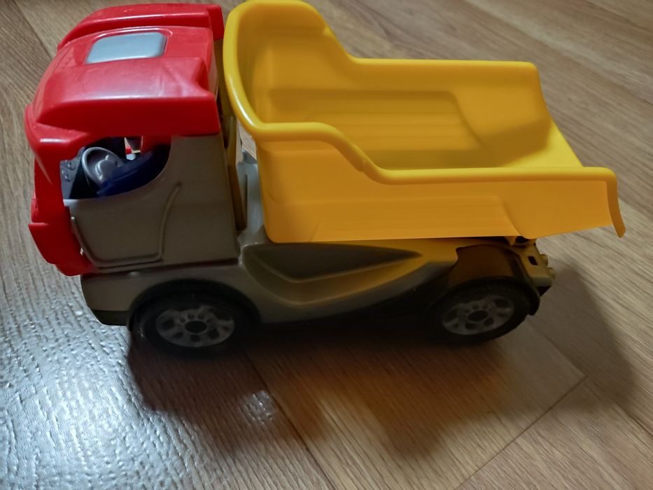 Грузовик с человеком