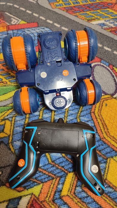 Машинка-перевертень на радіокеруванні