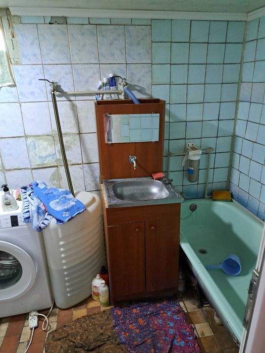 Житловий будинок з меблею та побутовою технікою.