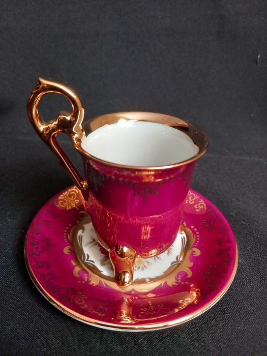 Chávena de café com asa dourada