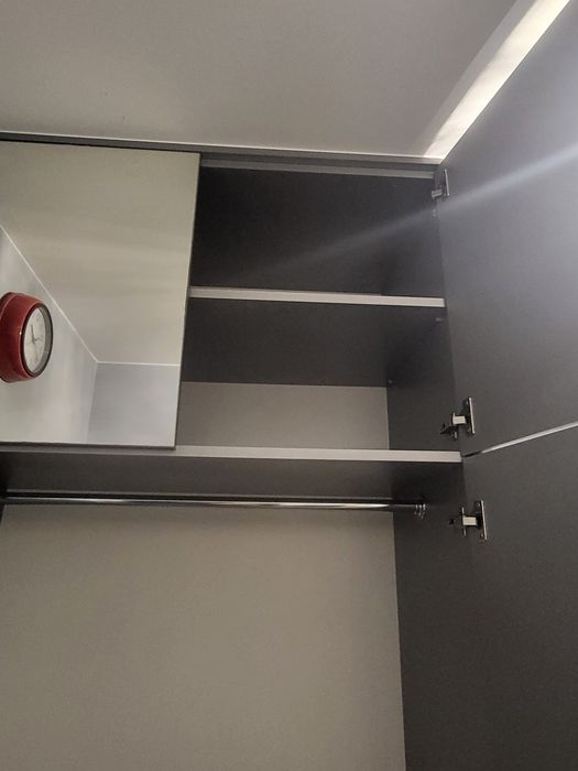 Sprzedam szarą szafę z lustrami