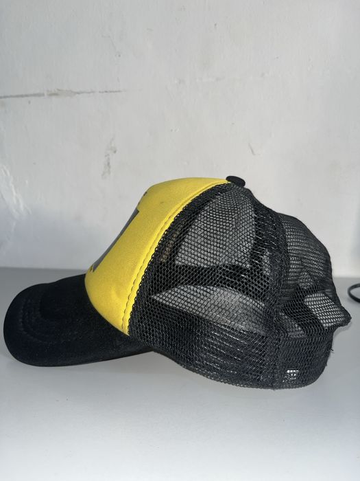 Boné Trucker preto e amarelo com estrela amarela