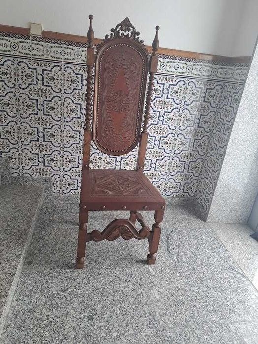 Cadeiras em Madeira Trabalhada com Couro Lavrado