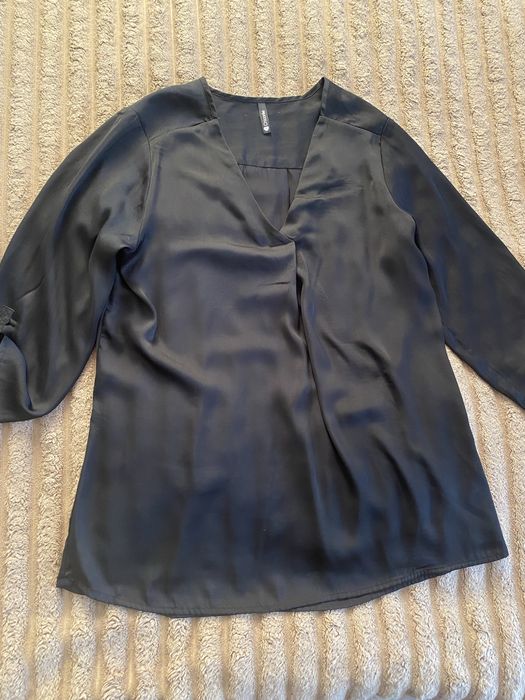 Чорна атласна блузка, стан нової, розмір M