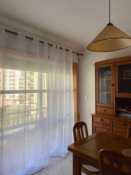Vendo Apartamento T2 mobilado na amorosa com garagem fechada, gás canalizado todo equipado e mobilado a escasso metros da praia.