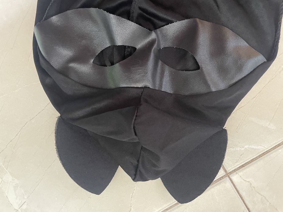 Capa preta com gorro e mascara