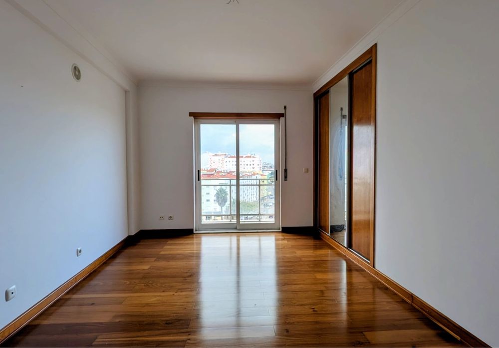 Apartamento T2 com Garagem em Santa Marta do Pinhal, Corroios