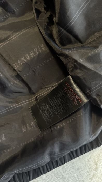 Czarna krótka puchowa kurtka zimowa Mckenzie