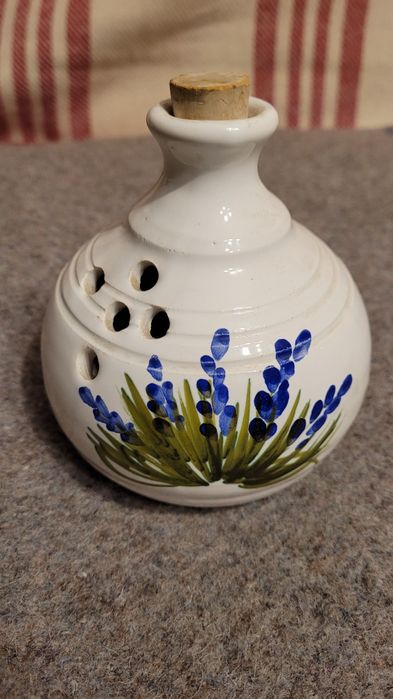 Ceramiczny pojemnik z otworami .