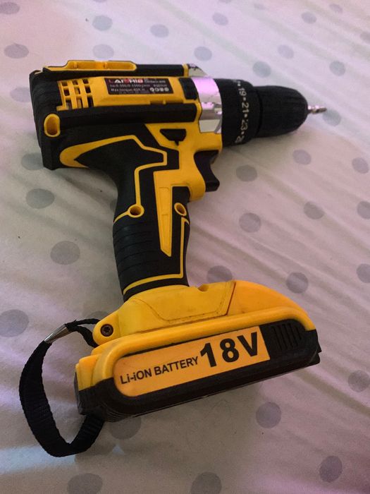 Vendo esta máquina só não tem cargador