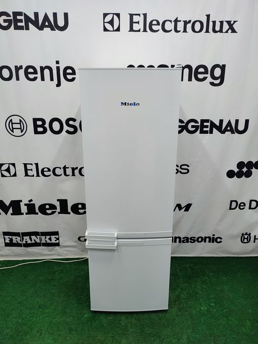 Двокамерний малогабаритний холодильник Miele KD26052ws