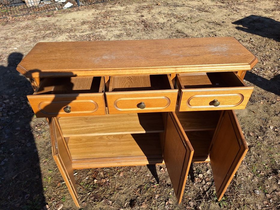 Dębowa komoda w stylu klasycznym