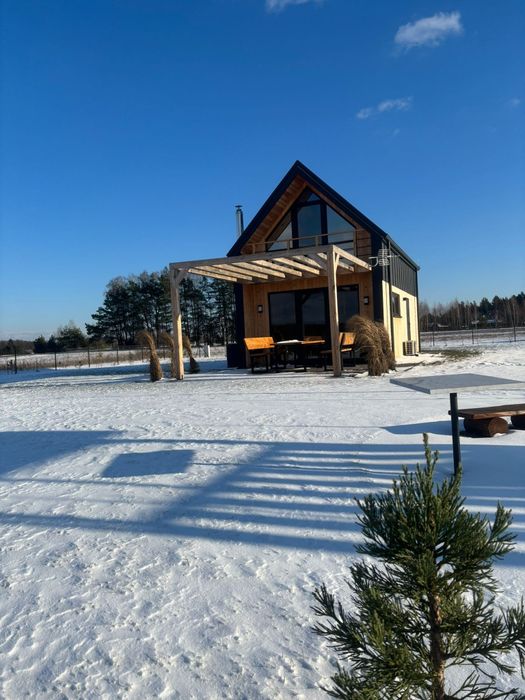 Domek między łąkami