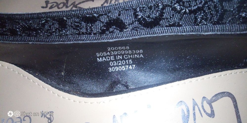 Buty na koturnie w koronkę