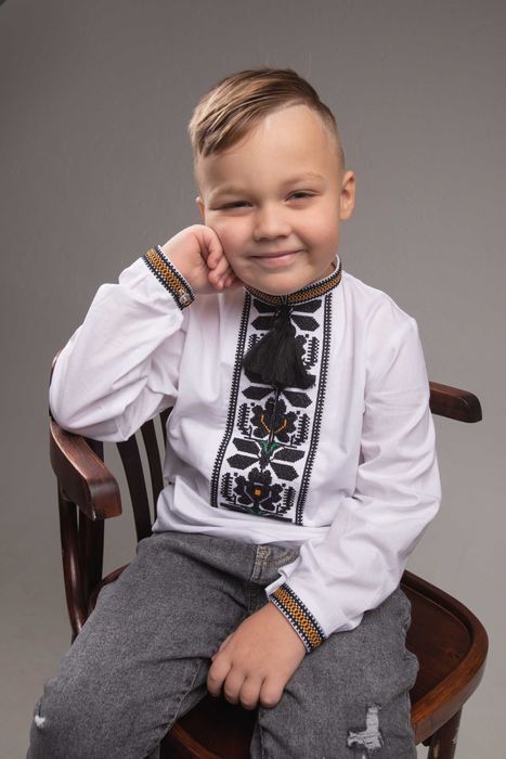 Вишиванка на хлопчика з чорною вишивкою