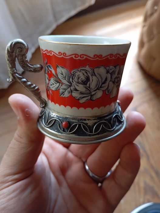 Conjunto de chávenas em porcelana fina, com base em estanho.