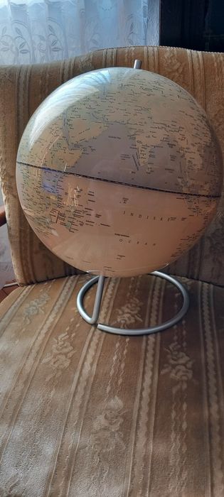 Profesjonalny piękny globus geograficzny.