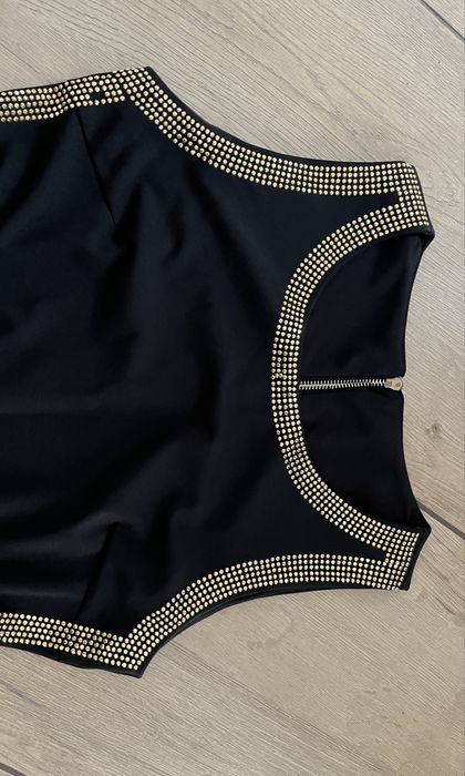 Czarna sukienka ze złotymi aplikacjami