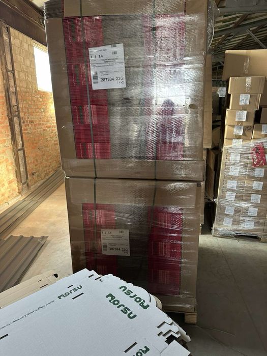 Коробки картонні  розмір 26/39/26 а також є інші розміри.