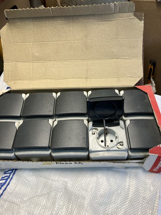 Caixa 10 Tomadas Estanque Legrand .