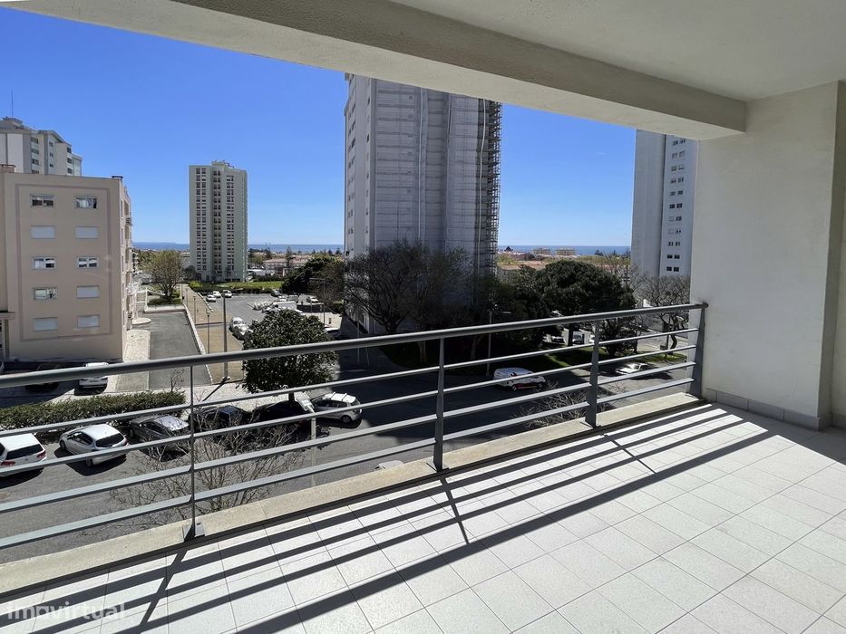 T2 Apartment with Balcony and Garage in Cascais