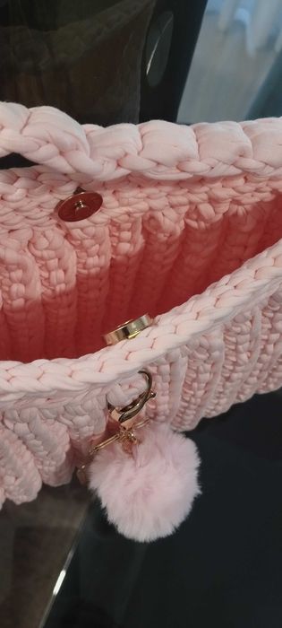 Mala de crochê feita a mão