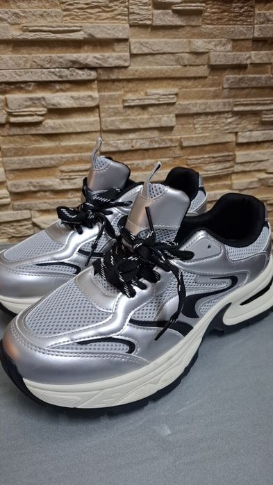 Продам нові кросівки