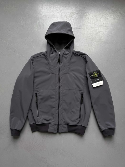 Чоловіча куртка Stone Island Light Soft Shell-R сіра з мікрофлісом, з капюшоном та блискавкою YKK