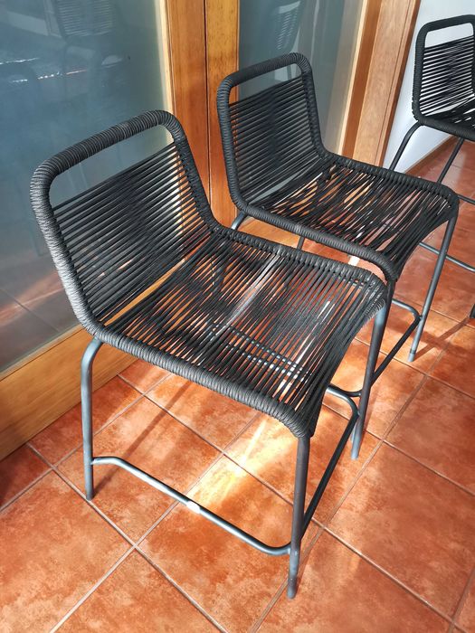 Cadeiras pretas em bom estado de conservação, ideais para um balcão de cozinha.