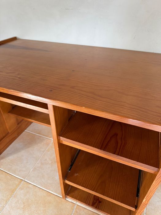 Secretária de madeira de pinho maciço