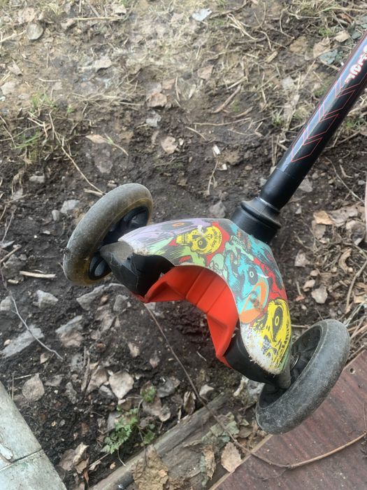 Самокат дитячий (графіті)