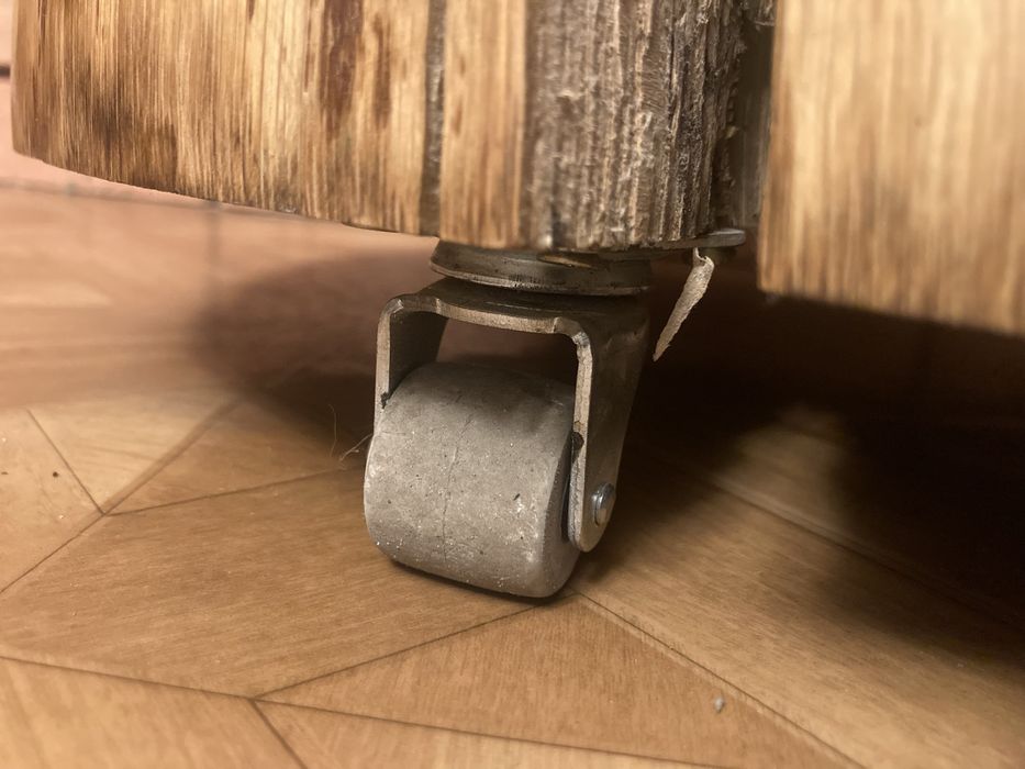 Pieniek dekoracyjny stolik kawowy na kółkach