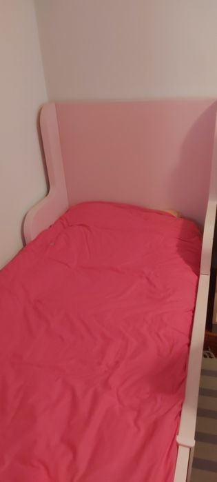 Cama em ótimo estado rosa Ikea
