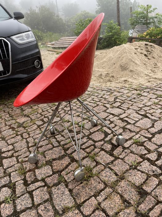 Cadeira em resina pintada ( desenhado por desiner de moveis)